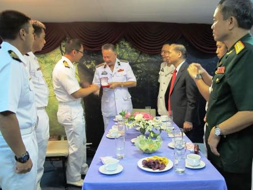 Đại diện Hải quân Hoàng gia Brunei lên thăm kỳ hạm HQ-011 Đinh Tiên Hoàng. Trong ảnh: Chuẩn Đô đốc Nguyễn Thế Kiệm tặng quà lưu niệm của Hải quân Nhân dân Việt Nam. Đại diện Hải quân Hoàng gia Brunei lên thăm kỳ hạm HQ-011 Đinh Tiên Hoàng. Trong ảnh: Chuẩn Đô đốc Nguyễn Thế Kiệm tặng quà lưu niệm của Hải quân Nhân dân Việt Nam.