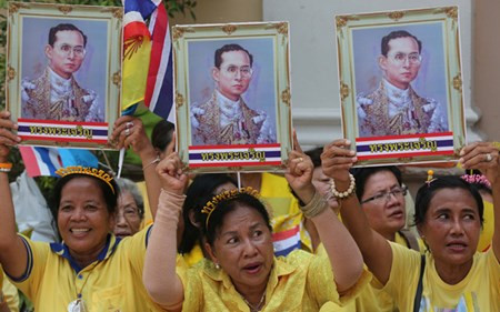 Quốc vương xuất viện, người dân Thái đổ xuống đường ăn mừng Quoc vuong xuat vien, nguoi dan Thai do xuong duong an mung