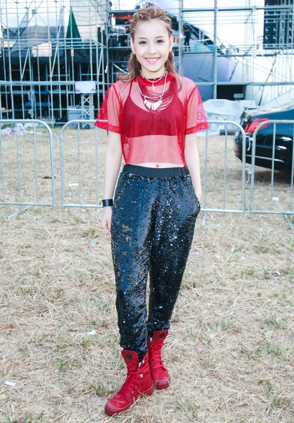 Sau đó, nữ diễn viên sinh năm 1993 có tiết mục biểu diễn cùng bạn thân Gil Lê. Nữ diễn viên thay trang phục đỏ cá tính để tiện thể hiện vũ đạo. Chi Pu quên lời khi cover