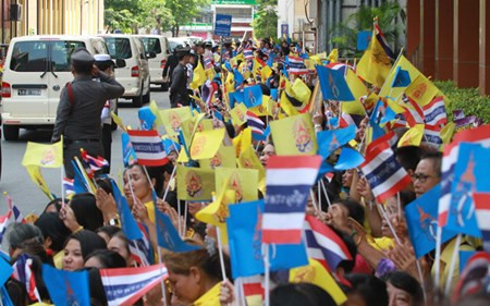 Quốc vương xuất viện, người dân Thái đổ xuống đường ăn mừng Quoc vuong xuat vien, nguoi dan Thai do xuong duong an mung