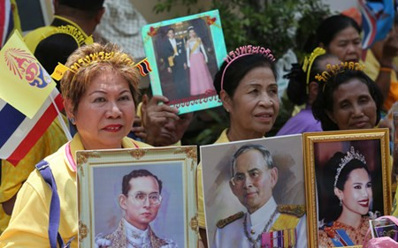 Quốc vương xuất viện, người dân Thái đổ xuống đường ăn mừng Quoc vuong xuat vien, nguoi dan Thai do xuong duong an mung