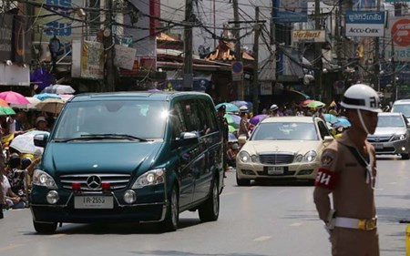 Quốc vương xuất viện, người dân Thái đổ xuống đường ăn mừng Quoc vuong xuat vien, nguoi dan Thai do xuong duong an mung