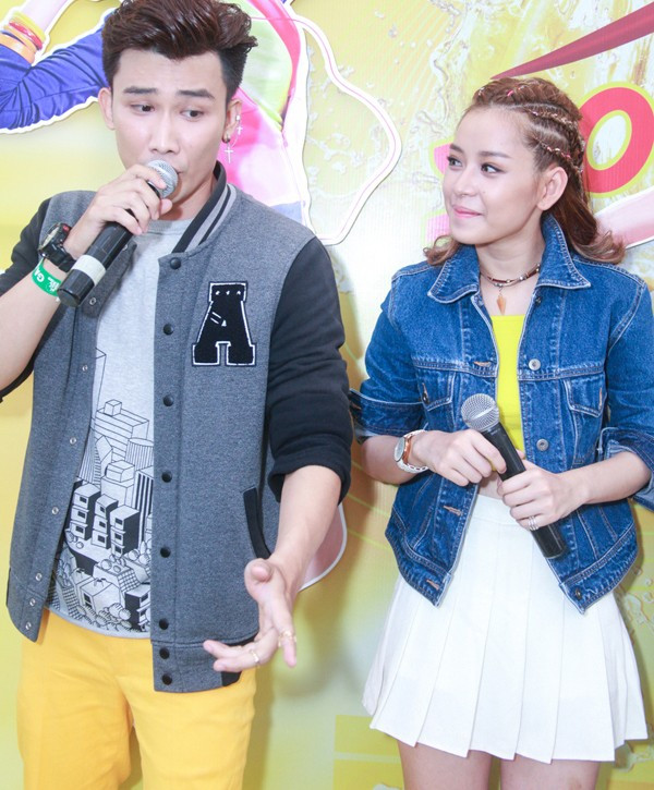 Tại buổi giao lưu, Chi Pu có màn thi tài hát nhép thú vị cùng Chí Thiện. Nữ diễn viên trổ tài "cover" ca khúc My Everything (Tiên Tiên) và Marry you (Bruno Mars) trong sự cổ vũ cuồng nhiệt của khán giả. Dù đôi lúc quên lời nhưng hot girl nhanh chóng "bù đắp" bằng những màn vũ đạo đẹp mắt. Chi Pu quên lời khi cover