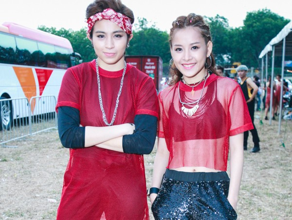 Cặp đôi thể hiện ca khúc Shining Star, sáng tác mới của OnlyC. Đây là lần đầu tiên Chi Pu - Gil Lê kết hợp diễn live trên sân khấu lớn. Hot girl khoe động tác vũ đạo mạnh mẽ, phối hợp ăn ý cùng Gil Lê mang đến một tiết mục biểu diễn thành công. Hàng ngàn khán giả không ngừng hò reo tên cặp đôi. Chi Pu quên lời khi cover