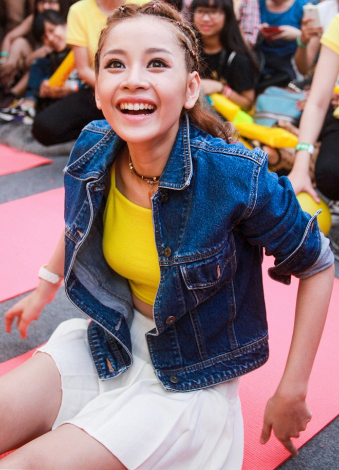 Cặp đôi "song kiếm hợp bích" trả lời những câu hỏi từ fan cũng như tham gia nhiều trò chơi vận động hào hứng. Mặc dù đổ mồ hôi do thời tiết nắng nóng nhưng trước sự nhiệt tình từ fan, Chi Pu lẫn Chí Thiện đều cháy hết mình. Chi Pu quên lời khi cover