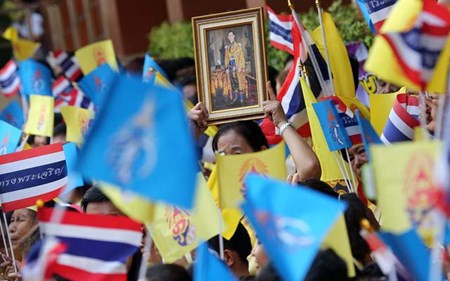 Quốc vương xuất viện, người dân Thái đổ xuống đường ăn mừng Quoc vuong xuat vien, nguoi dan Thai do xuong duong an mung