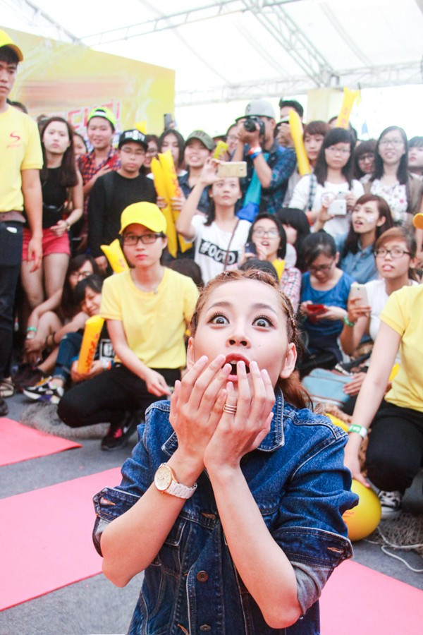 Trước sự yêu mến và bao vây của rừng fan, Chi Pu phải nhờ đến lực lượng bảo vệ để rời địa điểm giao lưu. Hàng trăm người hâm mộ hò reo gọi tên và chạy theo nữ diễn viên Hương Ga đến khu vực sân khấu. Chi Pu quên lời khi cover