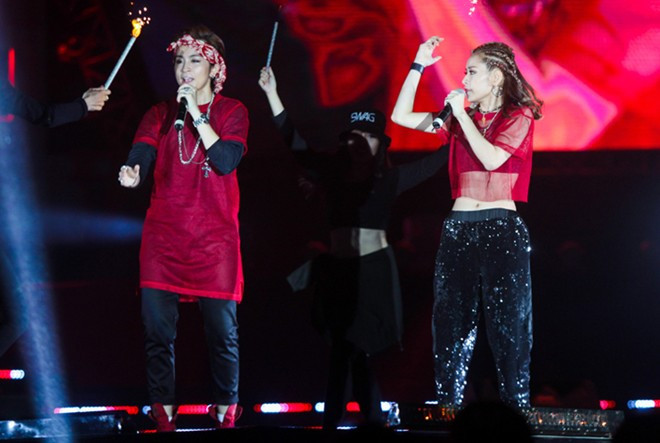 Nữ diễn viên cho biết, cô tham gia biểu diễn theo lời mời của Gil Lê, chứ chưa có ý định theo đuổi con đường ca hát. "Điện ảnh là mối quan tâm hàng đầu của tôi trong thời điểm này" - Chi Pu nhấn mạnh. Chi Pu quên lời khi cover