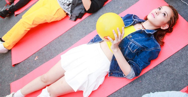 Phải rất vất vả nữ diễn viên mới thoát khỏi vòng vây, vào hậu trường chuẩn bị cho tiết mục biểu diễn. Mặc dù vậy, cô luôn mỉm cười và bày tỏ sự cảm ơn với người hâm mộ. Chi Pu quên lời khi cover