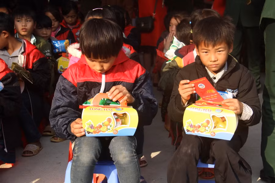 Quà gồm thạch rau câu và cả lì xì nhé