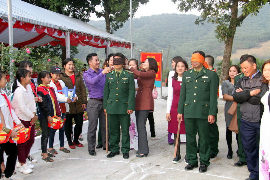 Tới màn biểu diễn của các "Thầy giáo quân hàm xanh" Tới màn biểu diễn của các "Thầy giáo quân hàm xanh"