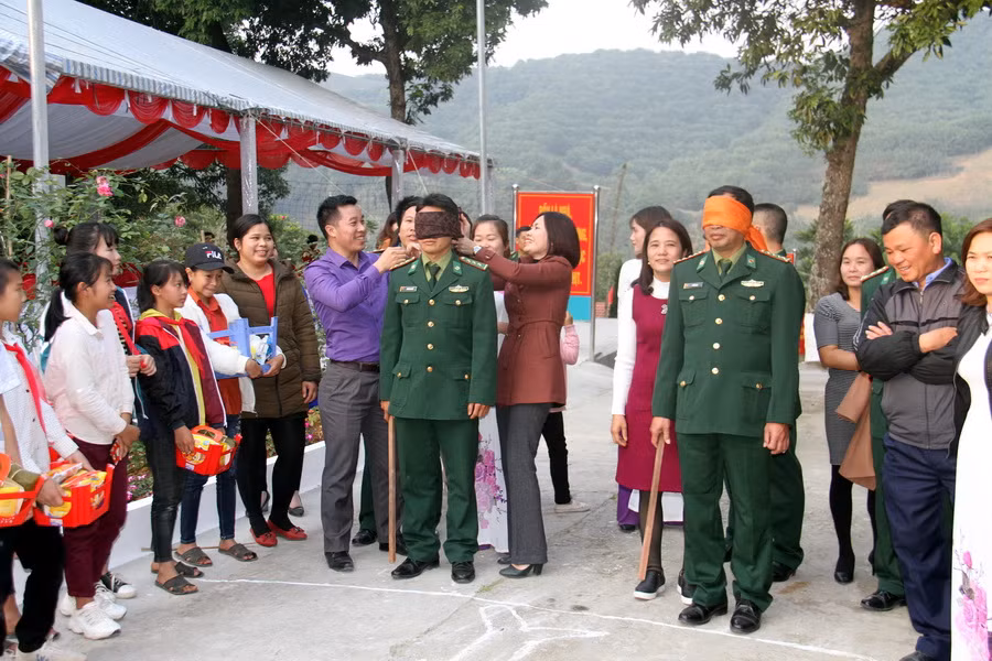 Tới màn biểu diễn của các "Thầy giáo quân hàm xanh"