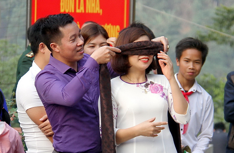 Cán bộ Công đoàn Giáo dục Việt Nam giúp giáo viên chuẩn bị chơi trò bịt mắt đập niêu Cán bộ Công đoàn Giáo dục Việt Nam giúp giáo viên chuẩn bị chơi trò bịt mắt đập niêu