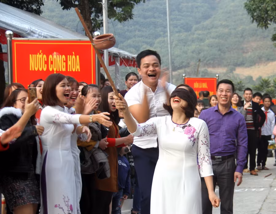 Thầy giáo quân hàm xanh