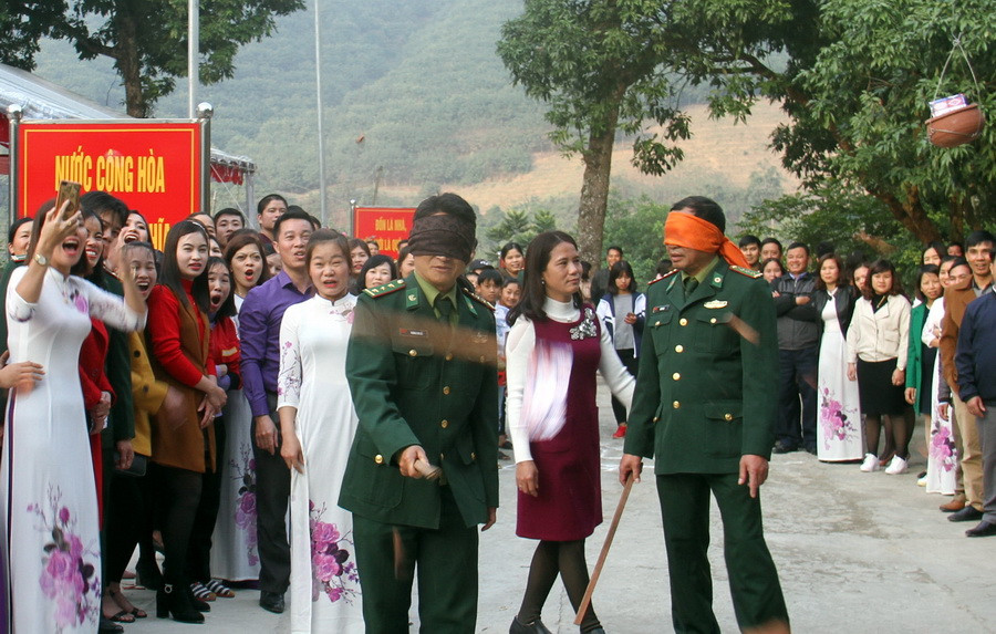 Cuối cùng cũng đã đập vỡ niêu đất rồi... khán giả vỗ tay với nhiều cung bậc cảm xúc vui vẻ... Cuối cùng cũng đã đập vỡ niêu đất rồi... khán giả vỗ tay với nhiều cung bậc cảm xúc vui vẻ...
