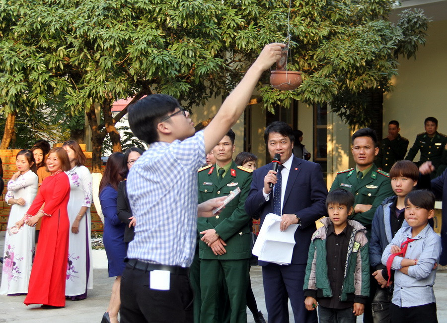 Bỏ bao lì xì vào niêu đất - Trong Chương trình "Tết sum vầy 2019" Công đoàn Giáo dục Việt Nam phối hợp với Bộ GD&ĐT, Ban Công đoàn Quốc phòng và Đài THVN tổ chức tại Đồn biên phòng Trịnh Tường có các trò chơi dân gian Bỏ bao lì xì vào niêu đất - Trong Chương trình "Tết sum vầy 2019" Công đoàn Giáo dục Việt Nam phối hợp với Bộ GD&ĐT, Ban Công đoàn Quốc phòng và Đài THVN tổ chức tại Đồn biên phòng Trịnh Tường có các trò chơi dân gian