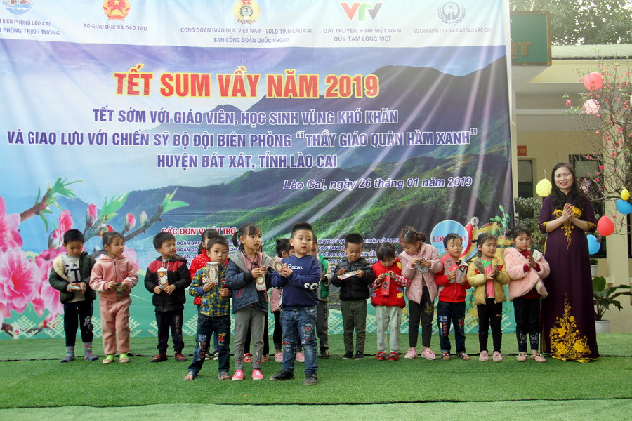 Các bạn được trao giải trong trò nhảy bao bố Các bạn được trao giải trong trò nhảy bao bố