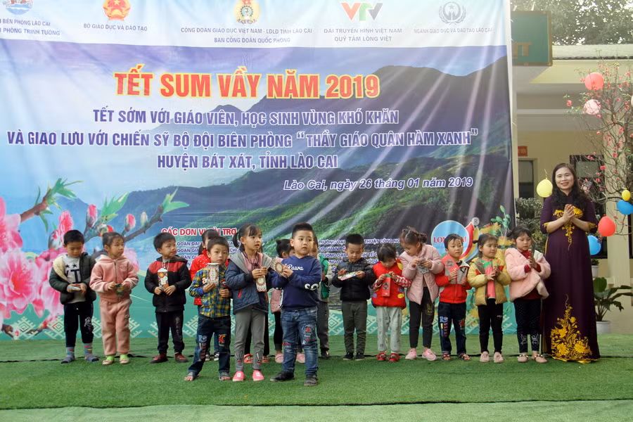 Các bạn được trao giải trong trò nhảy bao bố