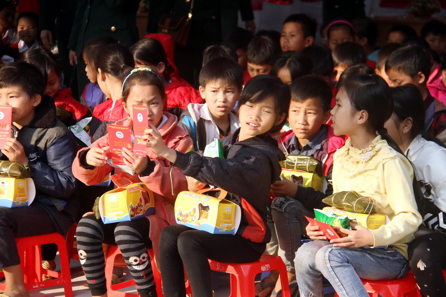 Những em nhỏ nhận quà Tết sớm trong Chương trình Tết sum vầy do Công đoàn Giáo dục Việt Nam phối hợp với Bộ GD&ĐT, Ban Công đoàn Quốc phòng và Đài Truyền hình Việt Nam tổ chức (ngày 26/1) Những em nhỏ nhận quà Tết sớm trong Chương trình Tết sum vầy do Công đoàn Giáo dục Việt Nam phối hợp với Bộ GD&ĐT, Ban Công đoàn Quốc phòng và Đài Truyền hình Việt Nam tổ chức (ngày 26/1)