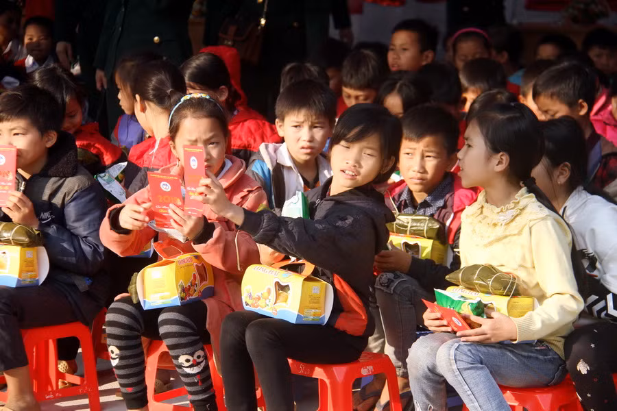 Những em nhỏ nhận quà Tết sớm trong Chương trình Tết sum vầy do Công đoàn Giáo dục Việt Nam phối hợp với Bộ GD&ĐT, Ban Công đoàn Quốc phòng và Đài Truyền hình Việt Nam tổ chức (ngày 26/1)