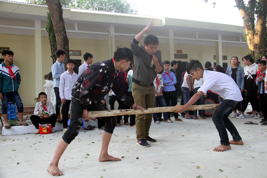 Các anh chị lớn của trường PTDTBT THCS Trịnh Tường thì chơi đẩy gậy Các anh chị lớn của trường PTDTBT THCS Trịnh Tường thì chơi đẩy gậy