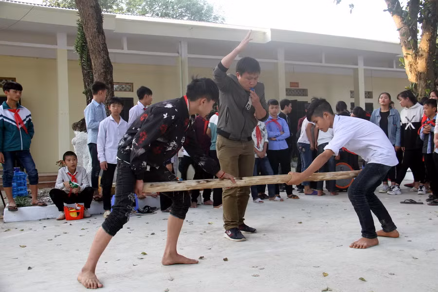 Các anh chị lớn của trường PTDTBT THCS Trịnh Tường thì chơi đẩy gậy