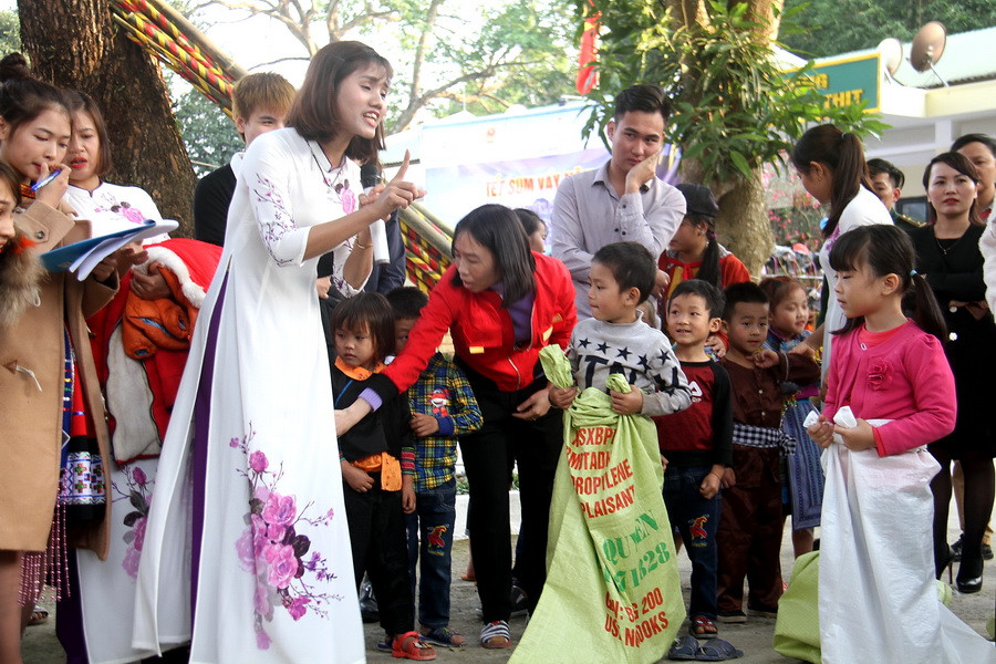 Các cô giáo dặn dò cách chơi cho trẻ trước khi chơi Các cô giáo dặn dò cách chơi cho trẻ trước khi chơi