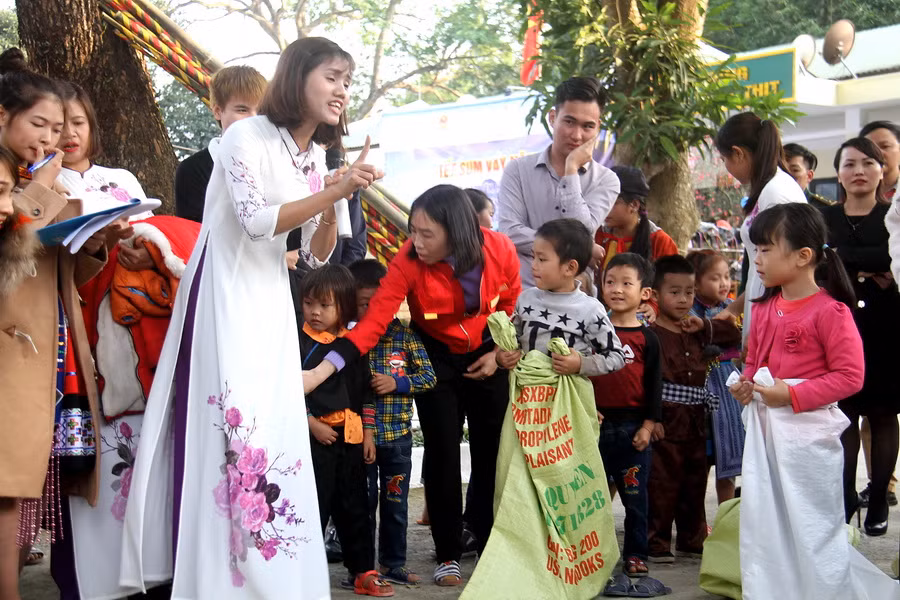 Các cô giáo dặn dò cách chơi cho trẻ trước khi chơi