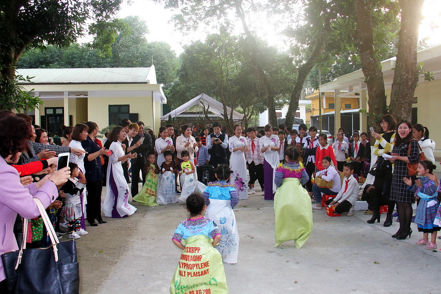 Những bước nhảy vội vã nhưng thật ngộ nghĩnh, nhiều trẻ vướng chân vào bao ngã lăn ra nhưng vẫn cười vang Những bước nhảy vội vã nhưng thật ngộ nghĩnh, nhiều trẻ vướng chân vào bao ngã lăn ra nhưng vẫn cười vang