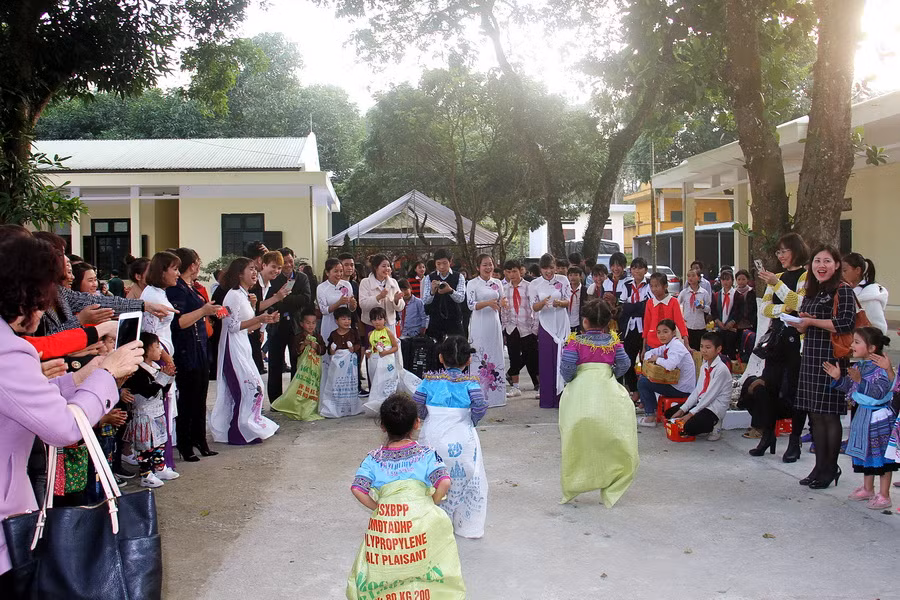 Những bước nhảy vội vã nhưng thật ngộ nghĩnh, nhiều trẻ vướng chân vào bao ngã lăn ra nhưng vẫn cười vang
