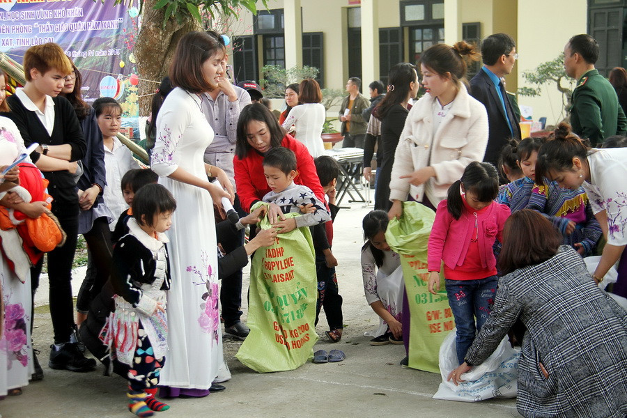 Các em Trường Mầm non số 1 Trịnh Tường (huyện Bát Xát, Lào Cai) đang được các cô chuẩn bị trong trò nhảy bao bố Các em Trường Mầm non số 1 Trịnh Tường (huyện Bát Xát, Lào Cai) đang được các cô chuẩn bị trong trò nhảy bao bố