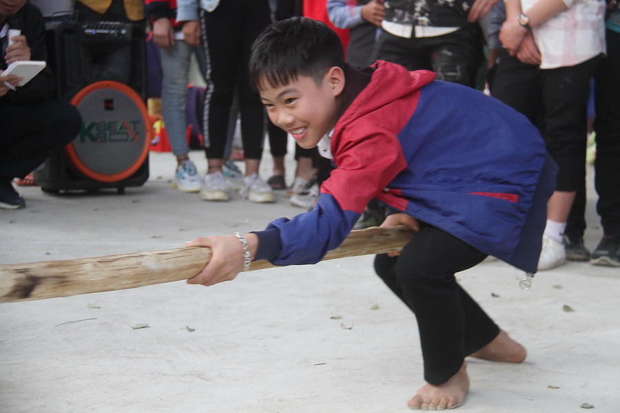 Dồn hết sức đẩy nào! Dồn hết sức đẩy nào!