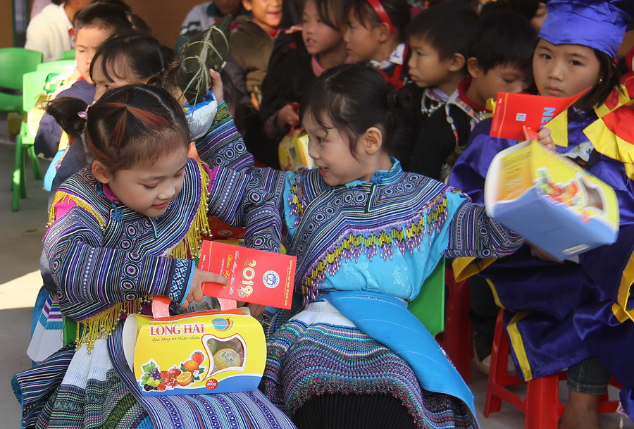 Niềm vui khó tả khi trẻ được nhận quà Niềm vui khó tả khi trẻ được nhận quà