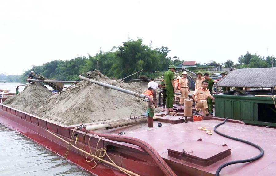 Lực lượng chức năng tiến hành kiểm tra các phương tiện hút cát trái phép.