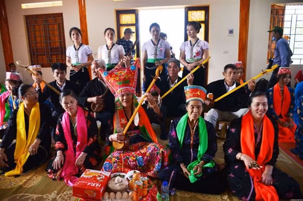 Khi hành lễ, trang phục của Then, Đàn tính tẩu, lời diễn xướng, những hành động dâng hoa, dâng lễ, mời rượu như đối thoại được với các đấng thần linh tối cao trên trời đã tạo nên sự uy nghi, oai phong như một vị tướng của Thầy then.