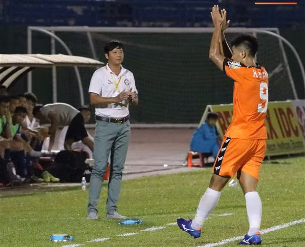 Tiền đạo Hà Đức Chinh luôn phải đón nhận những lời chê bai từ HLV Lê Huỳnh Đức.