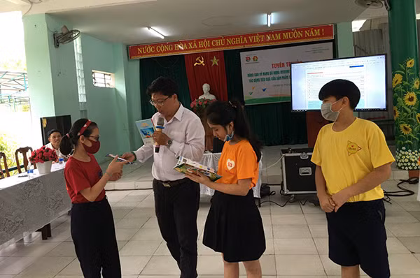 Học sinh Trường Tiểu học Núi Thành tham gia hoạt động ngoại khóa Nâng cao kỹ năng sử dụng Internet, mạng xã hội.