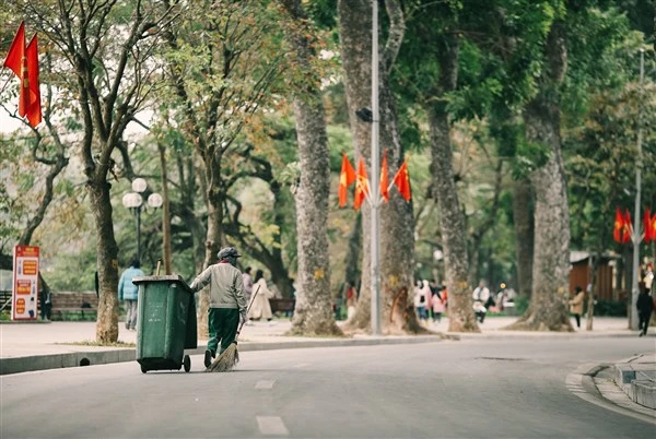 Hà Nội là hình ảnh chị lao công chăm chỉ của chàng trai Lưu Thanh Đông.