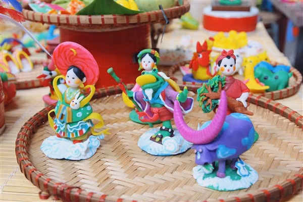 Tò he truyền thống làng Xuân La được làm bằng bột gạo và có thể ăn được.