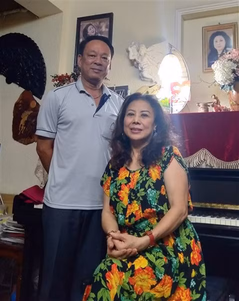 Tác giả chụp ảnh cùng ca sĩ Bích Việt.