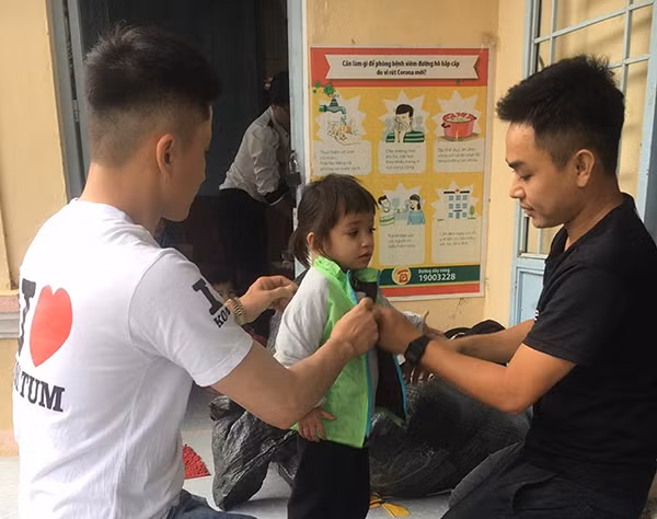 Những chiếc áo mới được CLB I Love Kon Tum trao đến cho trẻ em vùng khó khăn