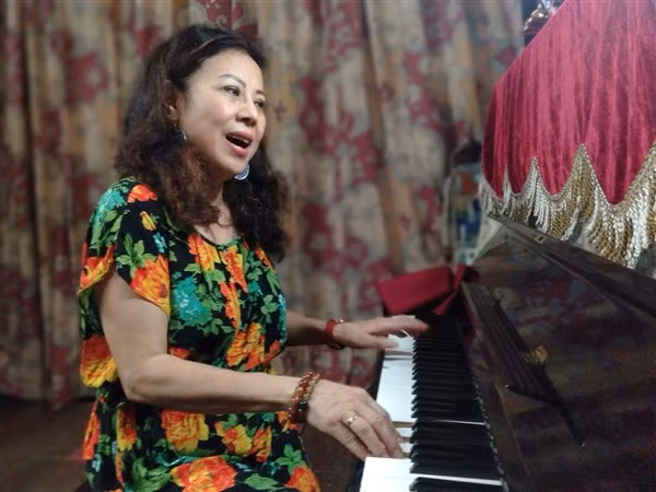 Ca sĩ Bích Việt luyện giọng bên cây đàn piano.