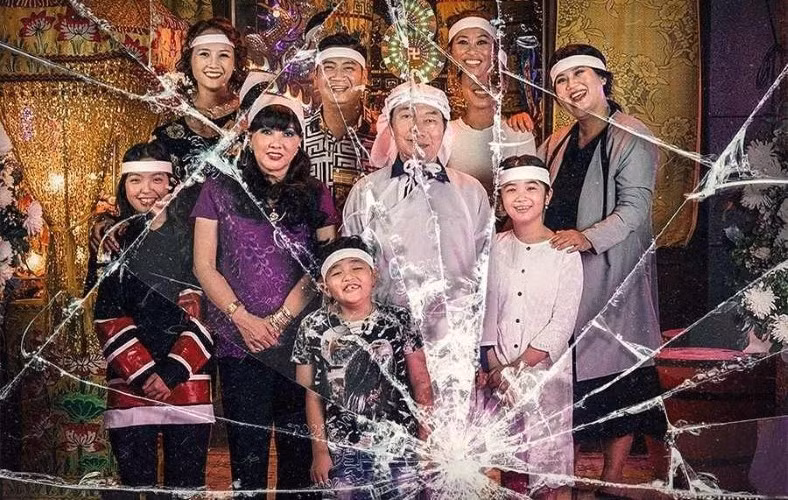 "Đêm tối rực rỡ" là bộ phim độc lập của đạo diễn người Mỹ - Aaron Toronto.