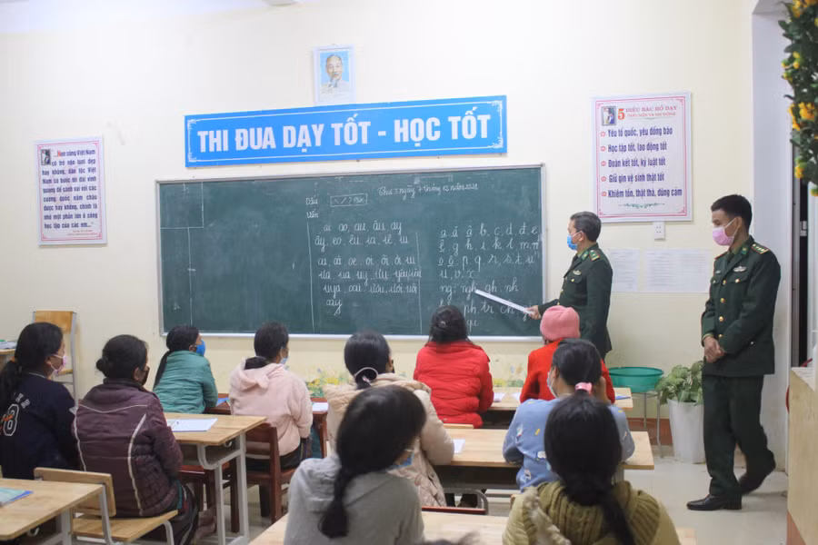 Lớp dạy chữ cho phụ nữ xã A Dơi, huyện Hướng Hóa do Đồn Biên phòng Ba Tầng và Hội LHPN xã tổ chức. Ảnh: Đăng Đức