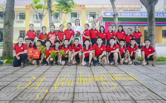 Cô Dương Thị Soa và học trò Trường Tiểu học Tùng Ảnh. Cô Dương Thị Soa và học trò Trường Tiểu học Tùng Ảnh.