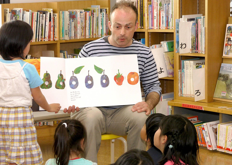 Trẻ em Nhật Bản học tiếng Anh với người nước ngoài.