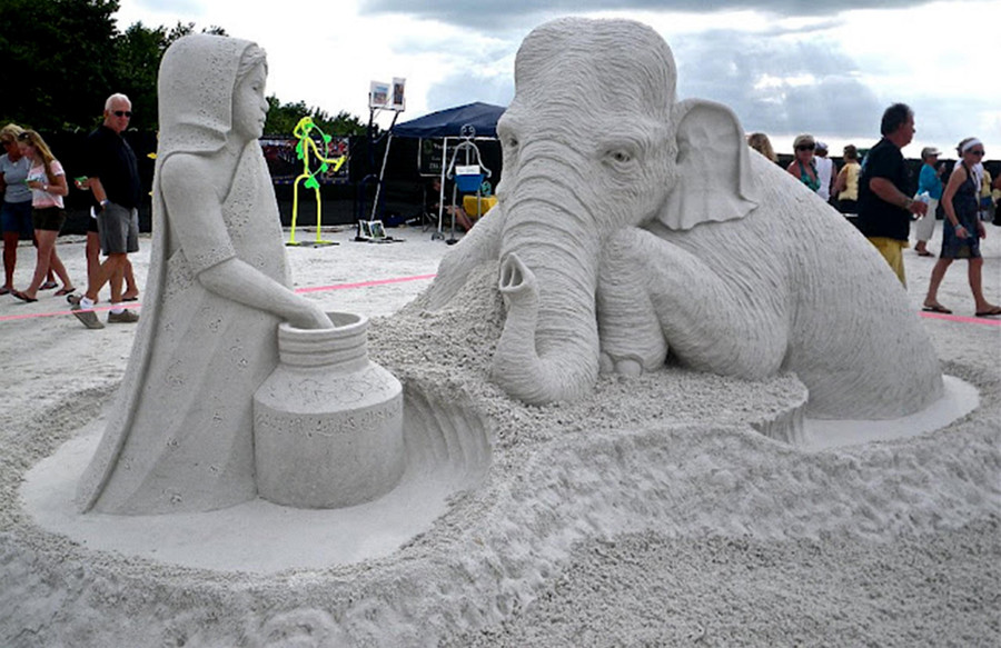 Tượng cát cô bé và chú voi con. Tượng cát cô bé và chú voi con.