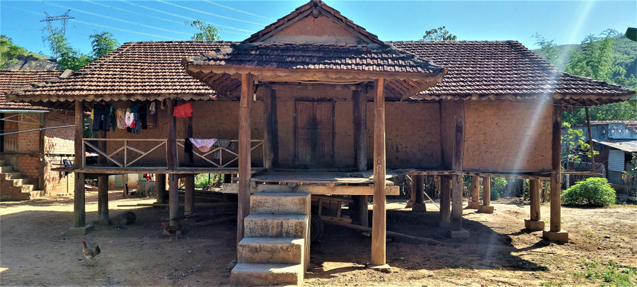 Căn nhà sàn bằng vách đất nhuốm màu thời gian. Căn nhà sàn bằng vách đất nhuốm màu thời gian.