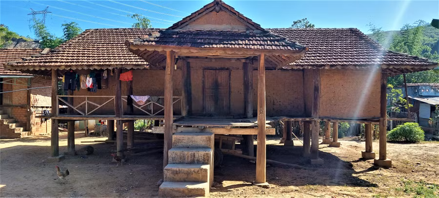 Căn nhà sàn bằng vách đất nhuốm màu thời gian.