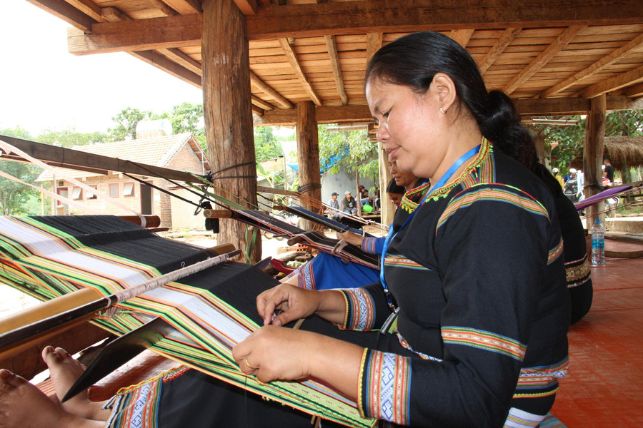 Bà con tham gia dệt thổ cẩm trong lễ hội tại làng Kon K’Tu. Bà con tham gia dệt thổ cẩm trong lễ hội tại làng Kon K’Tu.